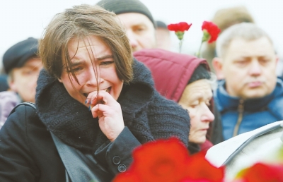 2月28日，在莫斯科，一名女子悼念遇害的俄罗斯反对派领导人、前副总理涅姆佐夫时情绪激动。新华/路透