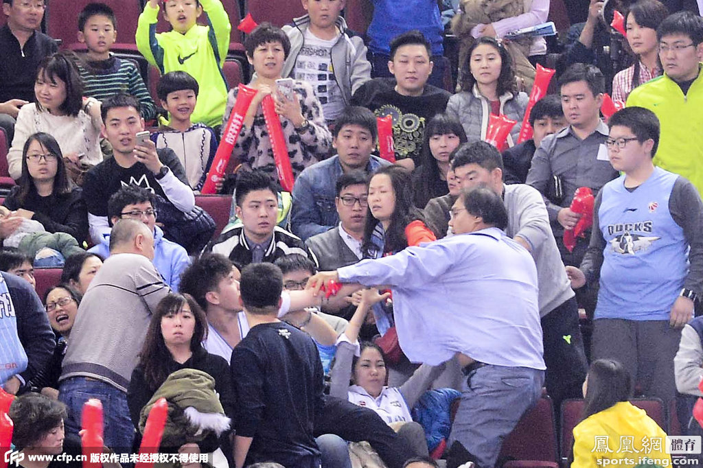 场上比赛场下也火爆 球迷看台爆发冲突斗殴
