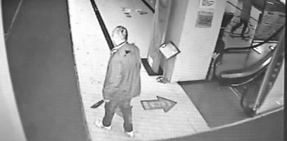 男子手拿砍刀在医院门诊大厅寻人