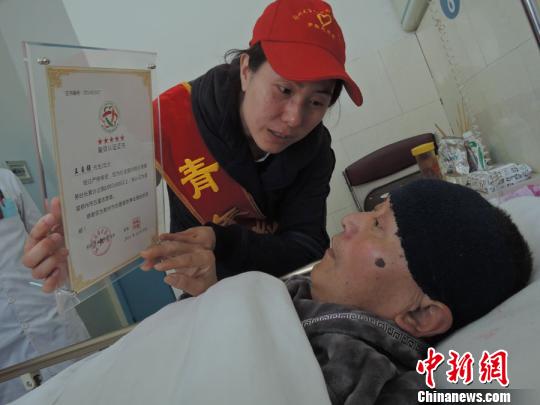 郑州零钱老人住院仍牵挂公益 渴望继续奉献|