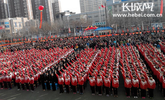衡水十三中学千名学生高考宣誓激发正能量(图
