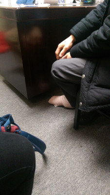 江先生在结冰的路面上滑倒，小腿骨折。（美国《世界日报》/尹英姿 摄）