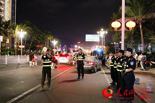 三亚特警在路面对车辆进行临检