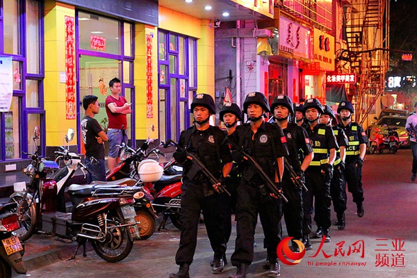 三亚特警夜间路面持枪武装巡逻加强防控力度|