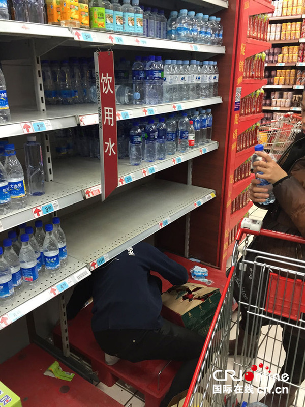 　　2015年3月4日，兰州，市民反映七里河区新华印刷厂一带自来水出现消毒水味。图为市民在超市采购瓶装水。图片来源:CFP