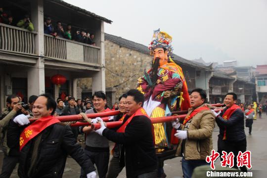 22条“滚地龙”龙灯走街串巷，为乡村节日增添了喜庆气氛。　江康彪　摄