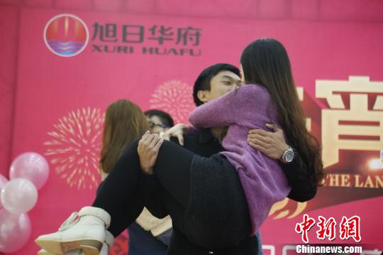 来自房地产行业的罗根盛以5分24秒的时间，荣获了接吻大奖　冒韪　摄