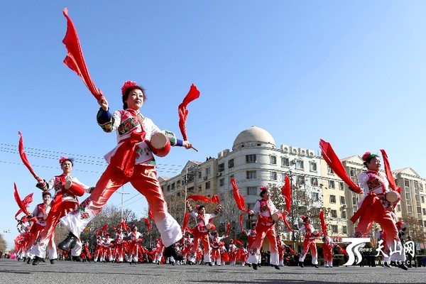 3月5日，各族群众在新疆哈密街头打腰鼓。