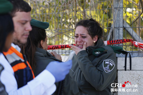 　　当地时间2015年3月6日，耶路撒冷，一名巴勒斯坦男子开车冲撞一群以色列女警，造成6人受伤，该男子中枪后被活捉。以色列警方称此次事件为“恐怖袭击”。图片来源：cfp