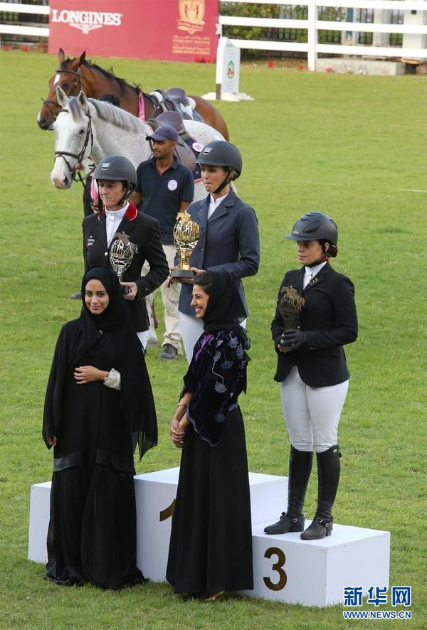 阿联酋举行国际女子马术场地障碍赛【组图】|