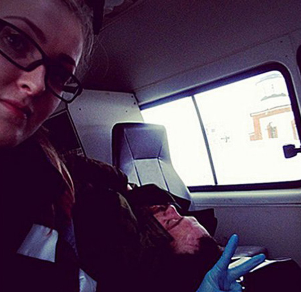 俄女救护员对昏迷病人竖中指合影 被医院开除(图)