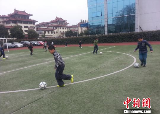 南京220余名足球教师上岗 学生人手一球踢出足