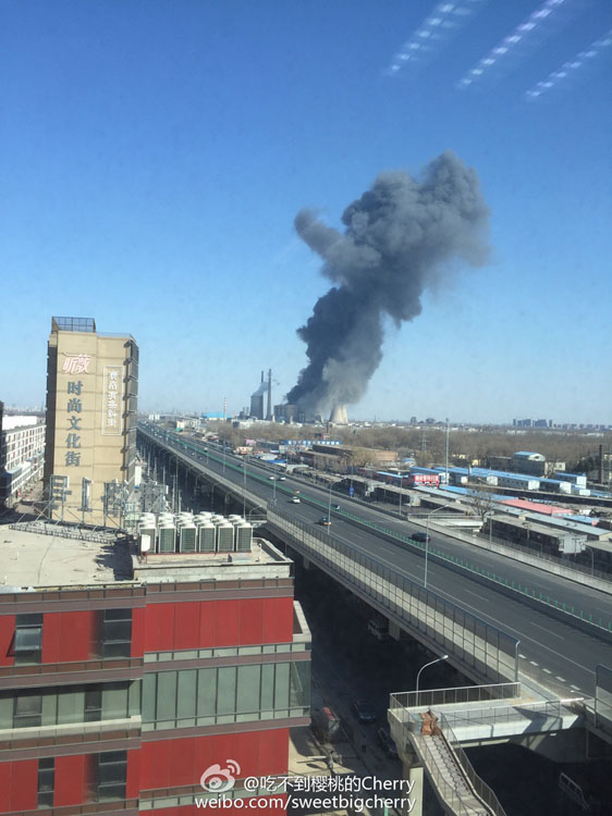 　　图为火灾现场浓烟。