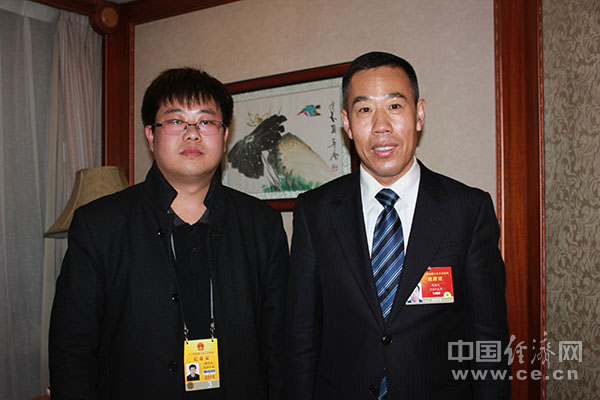 全国人大代表、河南华都建设发展集团董事长周国允（右）与记者合影。