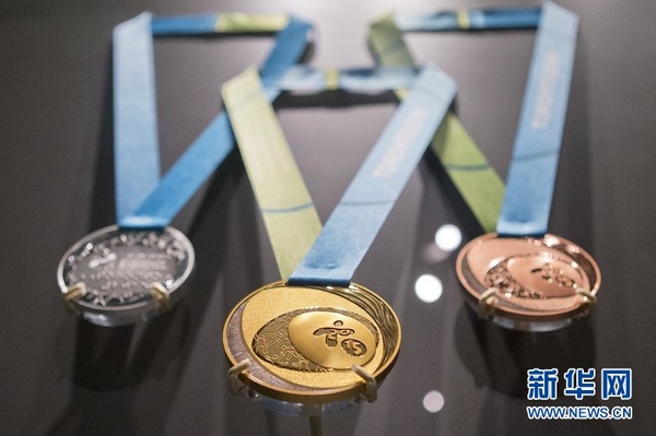 这是在加拿大皇家安省博物馆展出的2015年泛美运动会奖牌,从左至右依次为银牌、金牌与铜牌。邹峥摄