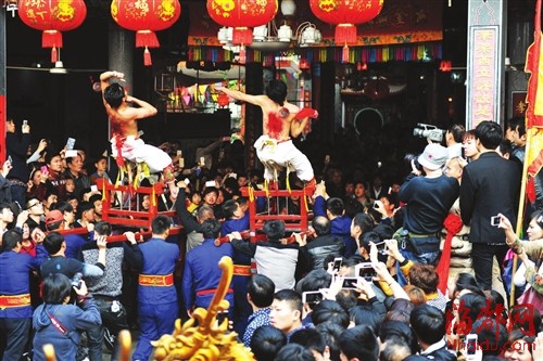 两名“僮身”同时甩打着铁球入宫的场面，令人震撼