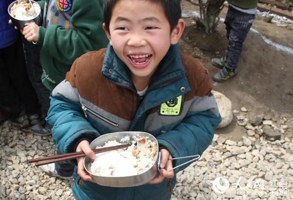 中午时分，山区的学生们开心地吃着免费营养午餐。