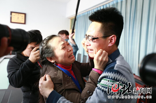 3月13日，蓝明秀与失散26年的儿子李伟在邢台市清河县公安局内相认。
