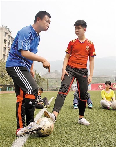 体育老师自编教材 足球课成了孩子的狂欢节|足