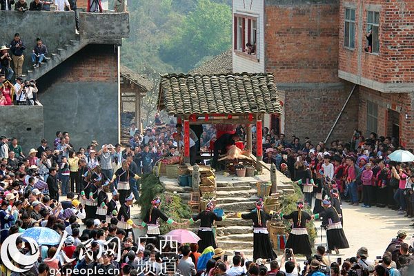弄光村村民在“瑶娘亭”下跳祭舞祭拜“瑶娘”