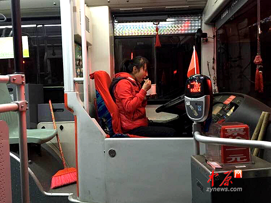 年轻的公交女车长就在车厢上解决一顿晚餐