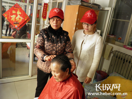 秦皇岛社区志愿者为敬老院送温暖开展主题活动