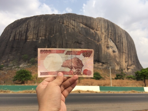 尼日利亚货币100奈拉（Naira）背面图案即为祖马石