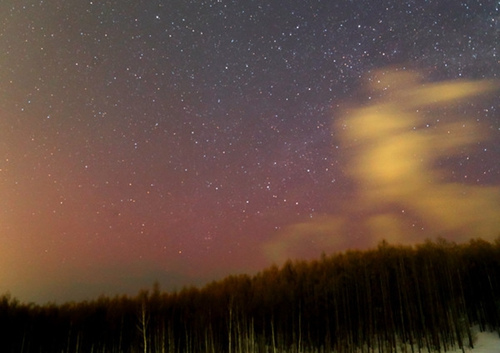 图为在日本北海道拍摄到的极光。