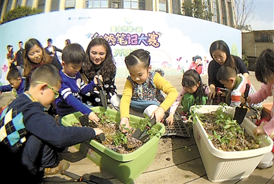 21日，梦想课堂“自然笔记大赛”开课，百名小朋友和爸爸妈妈一起种下春天的秧苗，一起观察植物的成长。  重庆晨报记者 杨新宇 摄