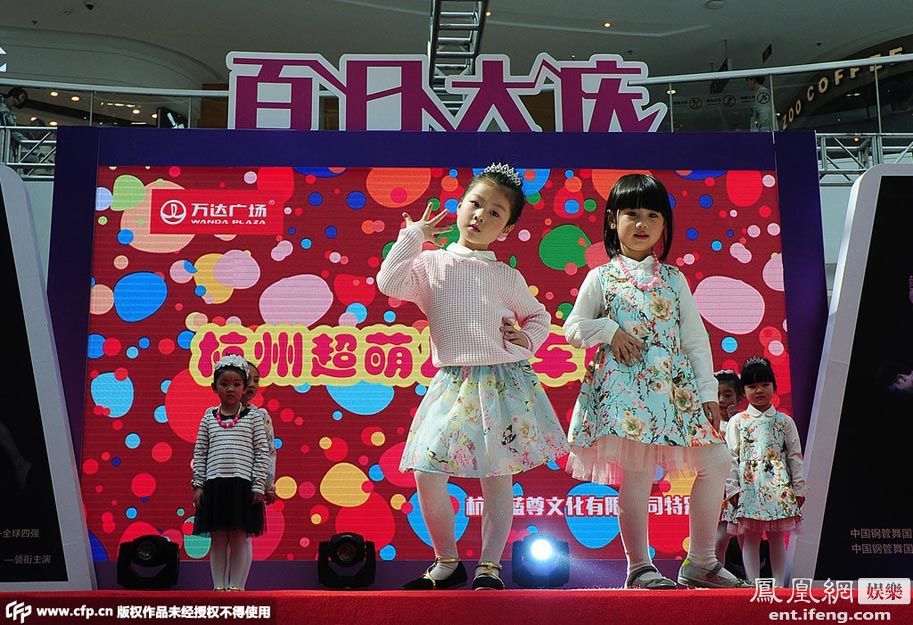杭州商场邀模特走秀 比基尼美女与儿童同台成