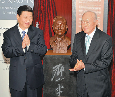 2010年,正在新加坡访问的中国国家副主席习近平与新加坡内阁资政李光耀共同出席在新加坡河畔举行的邓小平纪念碑揭幕仪式。