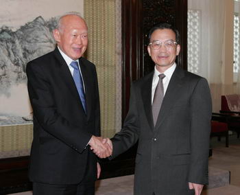 2004年,时任中国国务院总理温家宝在中南海紫光阁会见了新加坡内阁资政李光耀。