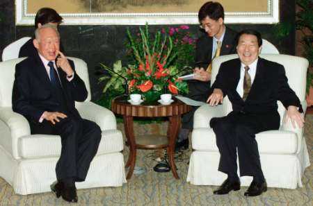 2000年,当时正在新加坡出席第四次中国-东盟领导人会晤(“10+1”)的中国国务院总理朱镕基会见了新加坡内阁资政李光耀。