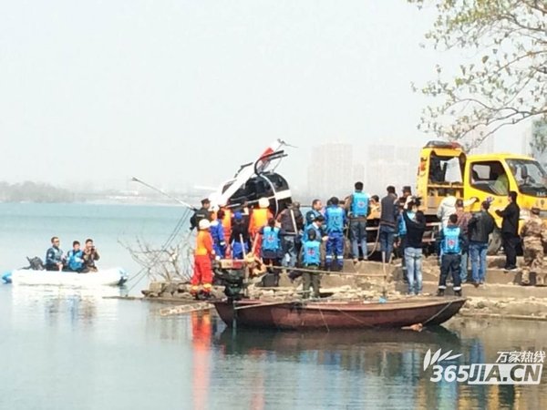 合肥坠水直升机残骸已打捞靠岸 失踪人员仍未