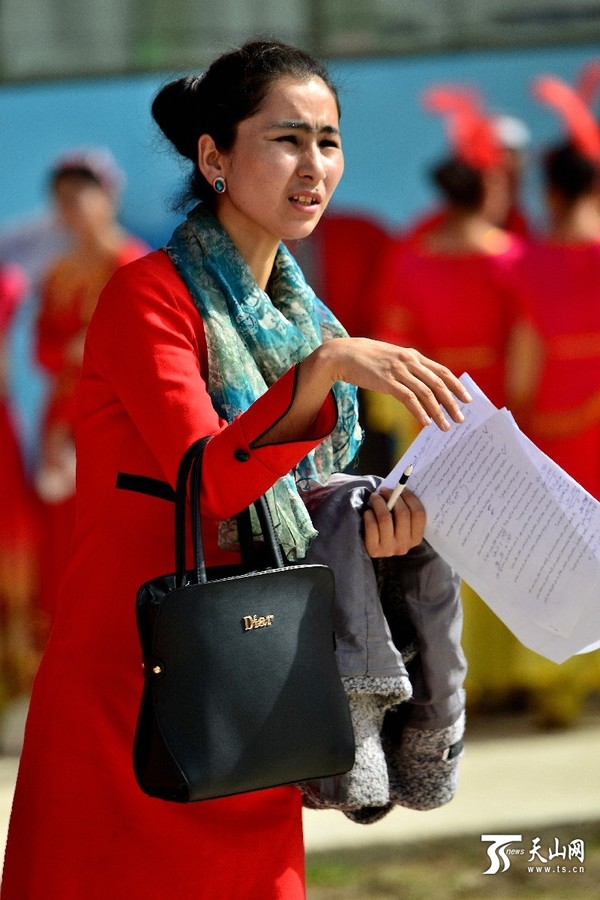 新疆:春季街拍阿瓦提美女(高清组图)|维吾尔族