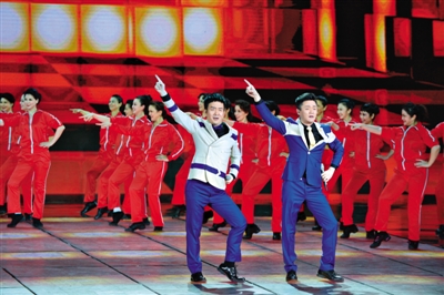 春晚“最炫小苹果”统一舞步后将变身广场舞。 资料图片