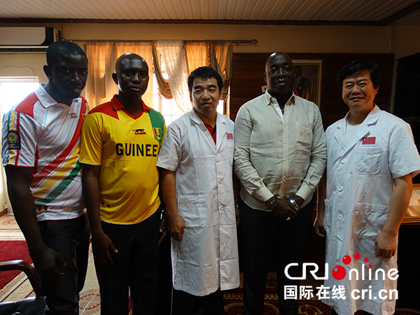 王煜给几内亚驻塞大使看病