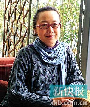 张思燕,生于广州市,祖籍广东梅州。国家一级美术师。中国美术家协会会员、广东省美术家协会少儿艺术委员会副主任兼秘书长、广州市美术家协会副主席兼花鸟画艺委会主任。