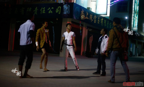 3月9日晚，几位缅甸宝石商人在云南省瑞丽市德龙珠宝夜市踢藤球。