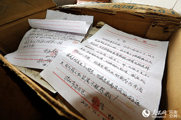 一个箱子里装满了各种欠条