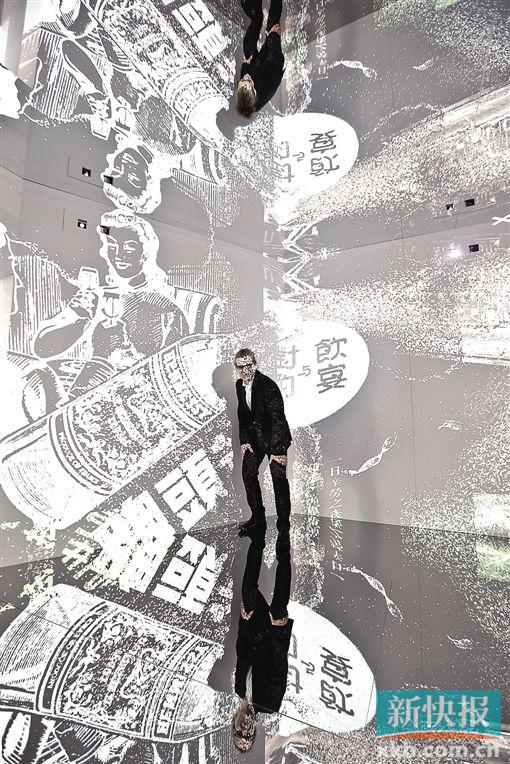 ■视觉艺术家Charles Sandison创作的装置艺术作品“永无止境”犹如一条无尽的隧道。