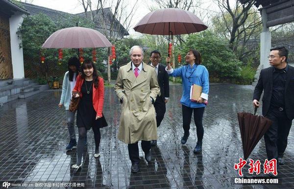 马云湖畔大学开学 黑石创始人现身校园|校园