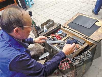 剃头匠磨刀匠修鞋匠 这些手艺人你有多久没见