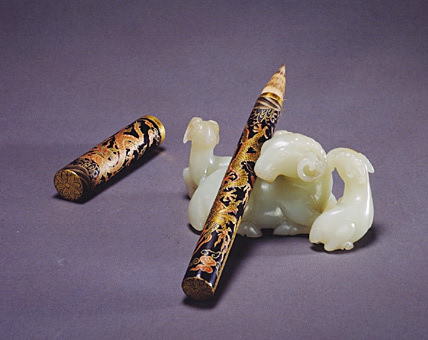 　　2、青白玉三羊开泰笔架，清，高6.3cm，长13.4cm。清宫旧藏