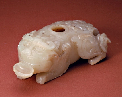 　　9、玉卧兽形砚滴，明，长12.7cm，宽6.5cm，高5.1cm。清宫旧藏。 砚滴玉色青白，卧兽形，略仿汉代辟邪样式