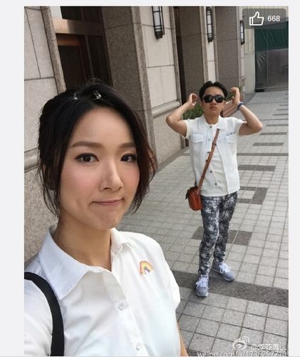 妻子身后耍帅 笑言:后面的著名模特是谁|微博|留