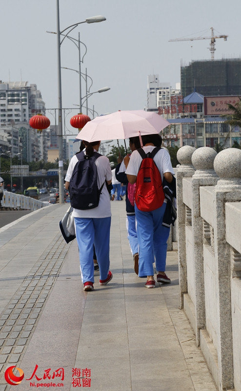 海口学生顶烈日出行