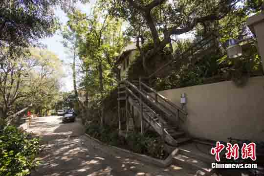 安德鲁盖蒂的豪华住宅门前。林戈摄