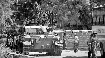 肯尼亚东北部加里萨镇莫伊大学遇袭，一名肯尼亚士兵站在坦克上