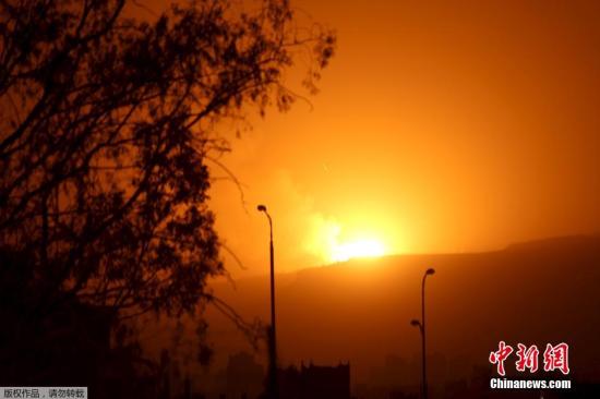资料图：当地时间2015年3月30日，也门萨那，沙特等国家持续空袭胡塞武装的军火库和军事设施，现场浓烟滚滚。